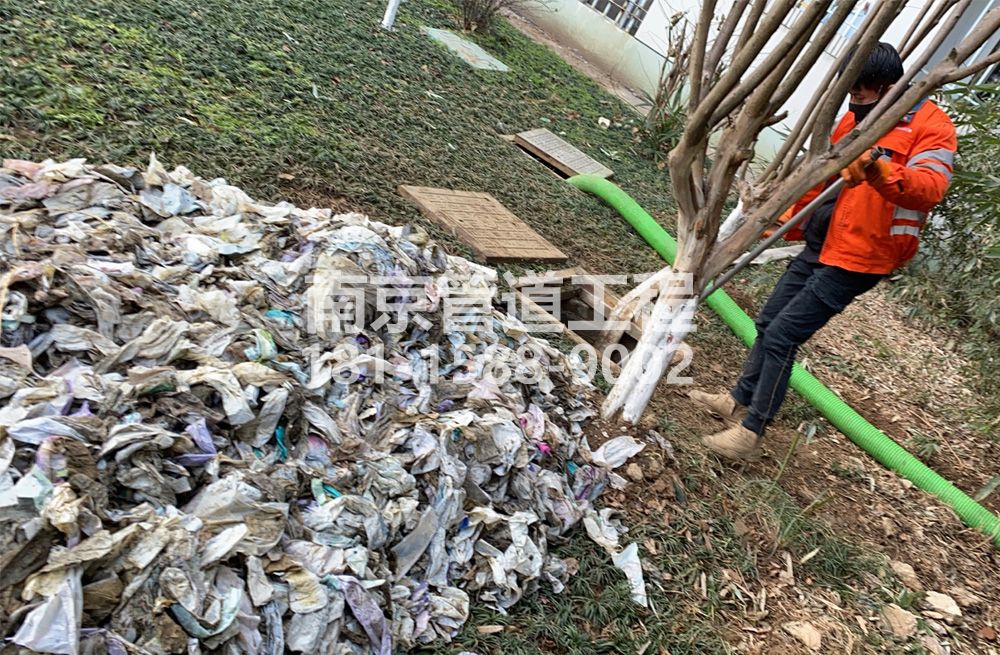315洪武路化粪池垃圾清理